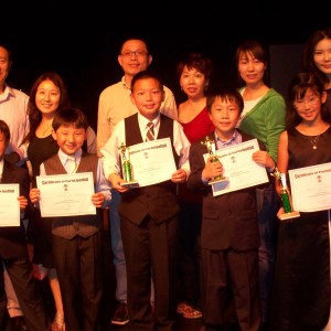 參加四月十九日小學演辯比賽的Kudos團隊：(左起) 教練Adrian Zaw、Anjee Feng和父親、Allen Lin 和母親、Joseph Dong 和母親 Janet、Shereen和母親 Ammi、父親Michael。