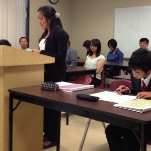 Kudos專校「模擬法庭暑期班」天普市校區的學生於2012 年八月初南下爾灣校區，和爾灣學生進行練習賽。圖為 天普市 Stanley Yu 質詢證人 Bridget Yu。